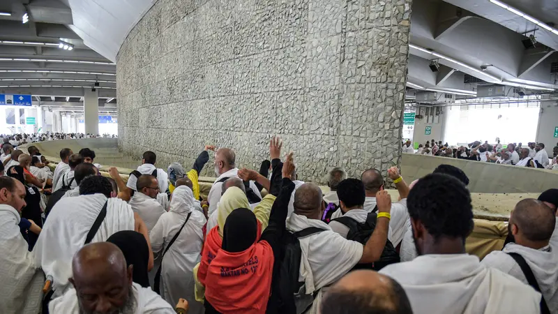 Melihat Lebih Dekat Jemaah Haji Lempar Jumrah di Mina