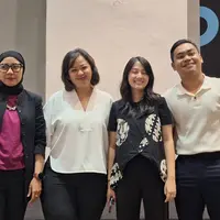 Sesi foto bersama pada acara "Diskusi #SalingJaga bersama Mitra" (Foto dok : Fimela/Virlia Sakina Ramada).