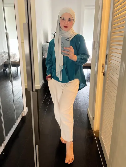 Dengan styling sederhana, terbukti kerudung pashmina sempurna hadirkan kesan maksimal pada tampilan.