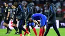 Para pemain Prancis terlihat kecewa saat gagal mengalahkan Belarusia pada kualifikasi Piala Dunia 2018 di Borisov Arena, Borisov, Belarusia. (AFP/Franck Fife)