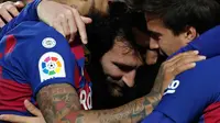 Striker Barcelona, Lionel Messi (tengah) merayakan gol yang dicetaknya ke gawang  Granada pada lanjutan pertandingan La Liga Spanyol di Camp Nou, Minggu (19/1/2020). Lionel Messi tampil menjadi pahlawan kemenangan Barcelona yang mencetak satu-satunya gol di laga tersebut. (AP/Joan Monfort)