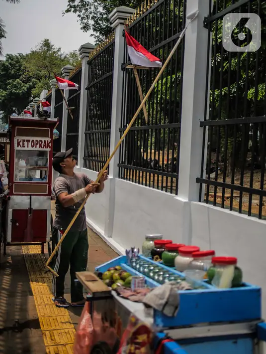Pekerja menanam tanaman di sekitar kompleks Parlemen Gedung DPR/MPR, Senayan, Jakarta, Rabu (16/10/2019). Jelang pelantikan presiden dan wakil presiden pada 20 Oktober, berbagai persiapan dilakukan Gedung DPR, salah satunya mempercantik pagar di depan pintu masuk. (Liputan6.com/Faizal Fanani)