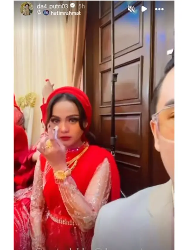 8 Potret Putri Isnari di Pernikahan Kakak Ipar, Memukau Pakai Busana Merah