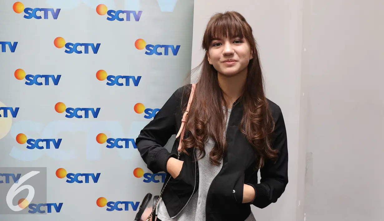 Artis Cassandra Sheryl Lee berpose usai jumpa pres HUT SCTV ke-26 di SCTV Tower, Jakarta, (11/8). HUT SCTV yang ke-26 akan diadakan di istora senayan  secara Live pada pukul 18.45 Wib. (Liputan6.com/Herman Zakharia)