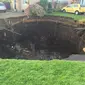 Sinkhole di perumahan St Albans, Inggris. (Independet.co.uk)