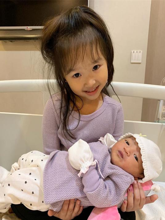 Foto Potret Hangat Ruben Onsu Dan Sarwendah Dengan Kedua Putri Kecilnya Hot Liputan6 Com