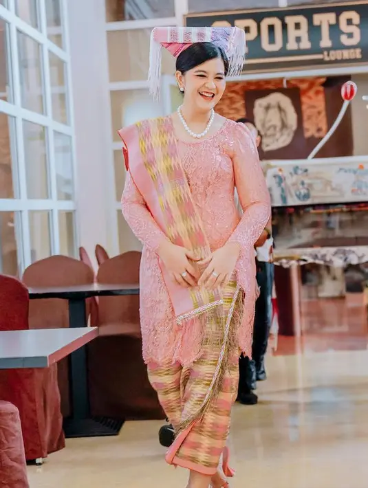 Kahiyang Ayu mengenakan kebaya pink brokat panjang, ia pun memadukannya dengan kain warna serasi serta kalung mutiaranya. [@ayanggkahiyang]