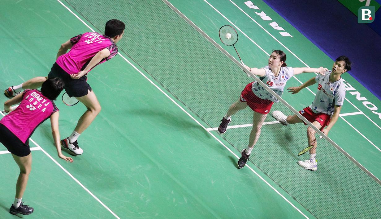 Pebulu tangkis ganda campuran Jepang, Yuta Watanabe/Arisa Higashino saat bertanding melawan wakil Korea Selatan, Seo Seung Jae/Chae Yu Jung pada babak semifinal Indonesia Open 2022 di Istora Senayan, Jakarta, Sabtu (18/06/2022). (Bola.com/Bagaskara Lazuardi)