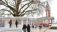 Beri kesadaran akan polusi, para seniman ini berkumpul dan membuat lukisan dengan tinta dari polusi udara di Clean Air Gallery, Brixton. (foto : Matt Crossick/PA Wire)