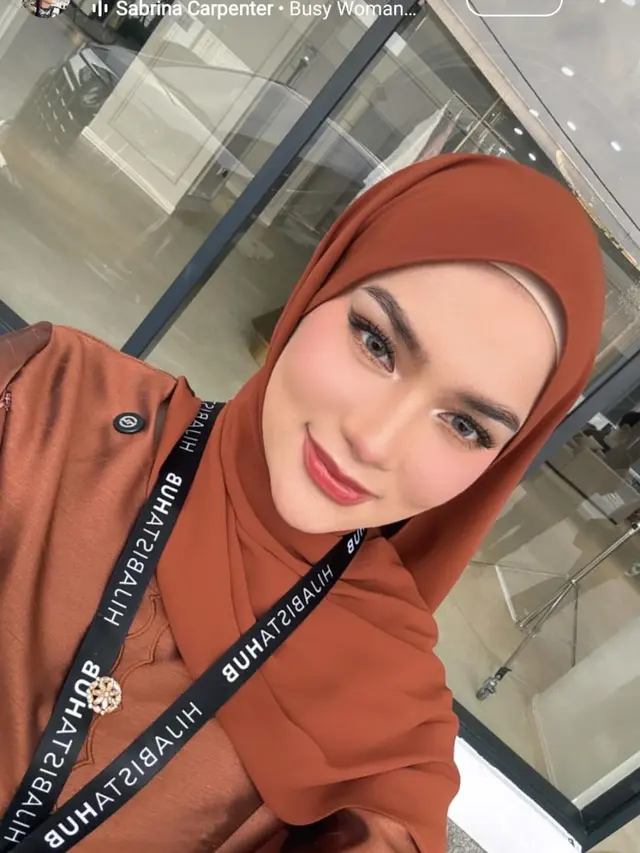 Pemotretan Terbaru Davina Karamoy dengan Hijab. (instagram/davinaakaramoy)