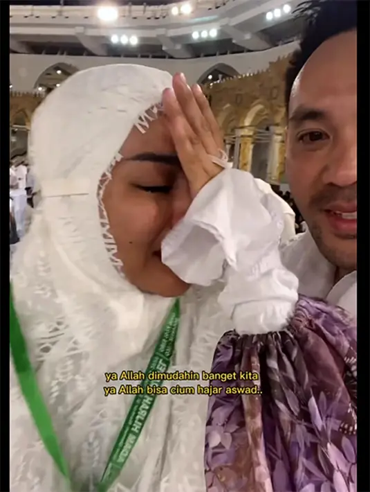 "Ya Allah dimudahin banget ya Allah, bisa cium Hajar Aswad," kata pelantun lagu Direject ini sambil menangis. [Instagram/jenitajanet]