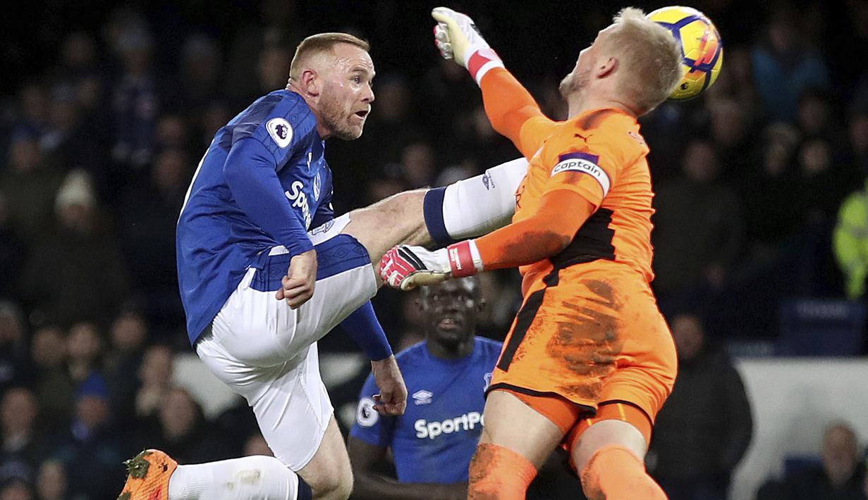 Tendangan melayang pemain Everton, Wayne Rooney (kiri) saat diadang kiper Leicester City pada lanjutan Premier League pekan ke-25 di Goodison Park, Liverpool (1/2/2018). Everton menang 2-0. (Nick Potts/PA via AP)