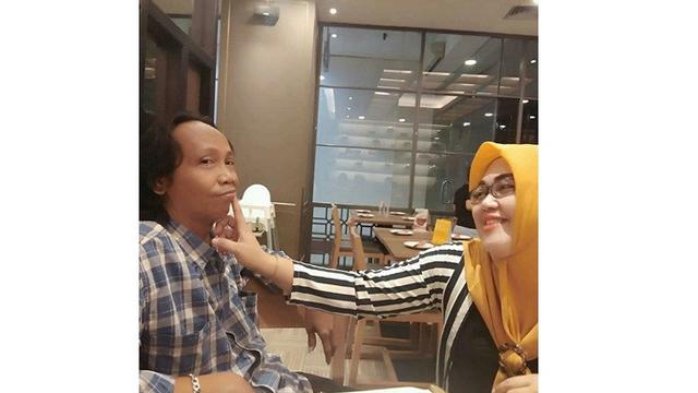 Kembali Dikaruniai Anak di Usia 54 Tahun, Ini 7 Potret Mesra Mandra dan Istri