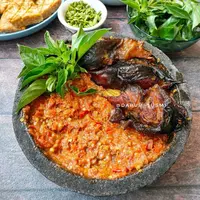 Sambal terasi yang disajikan di dalam cobek lengkap dengan daun kemangi. (Liputan6.com/IG/dapur_susmi)
