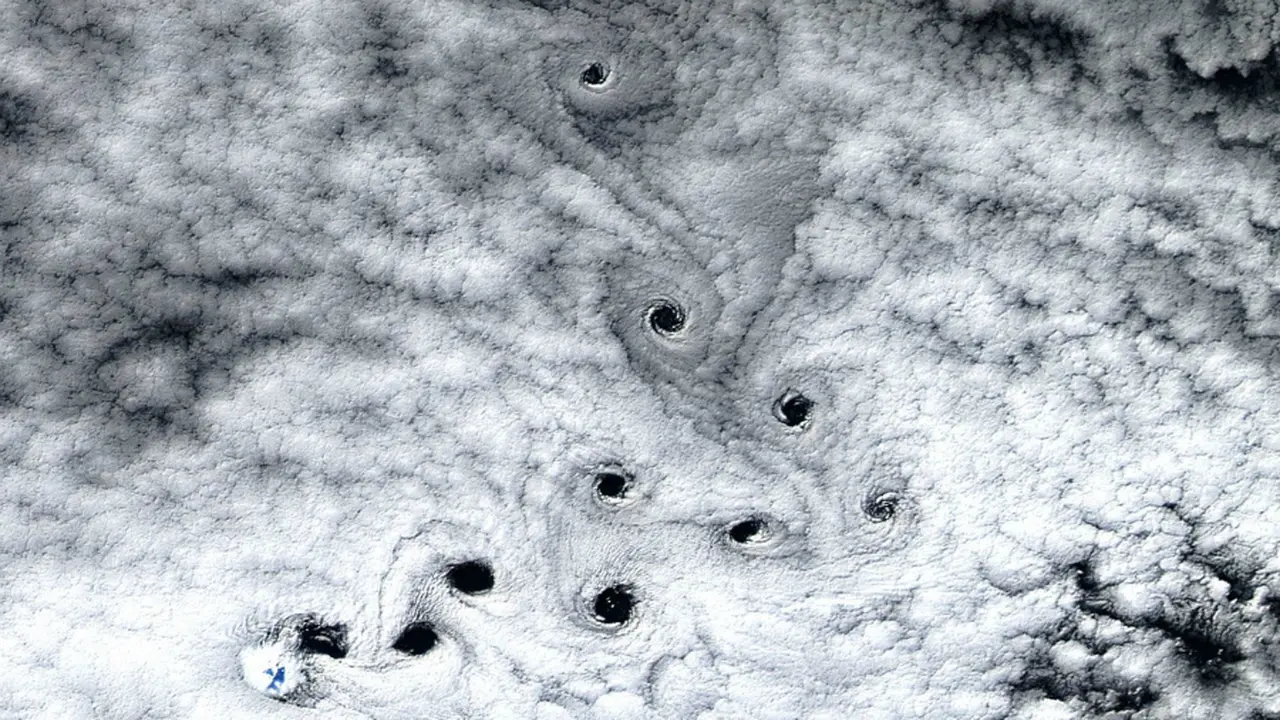 Awan berbentuk melingkar yang berhasil diabadikan Landsat 8 di Samudra Hindia