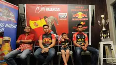 Jelang keberangkatan ke Valencia, Pegokart Indonesia, Senna Noor (kedua dari kiri) mengadakan sesi jumpa pers di Jakarta (20/11/2014). (Liputan6.com/Helmi Fithriansyah)