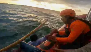 Detik-Detik 6 Nelayan Berjuang Selamatkan Diri Usai Perahu Dihantam Ombak