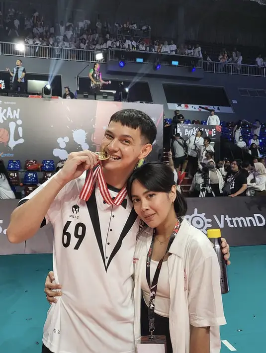 Marcell Darwin juga didampingi istri tercinta yang mengenakan tanktop putih sebagai inner yang serasi dengan outer kemeja oversizenya. [@marcelldarwin]