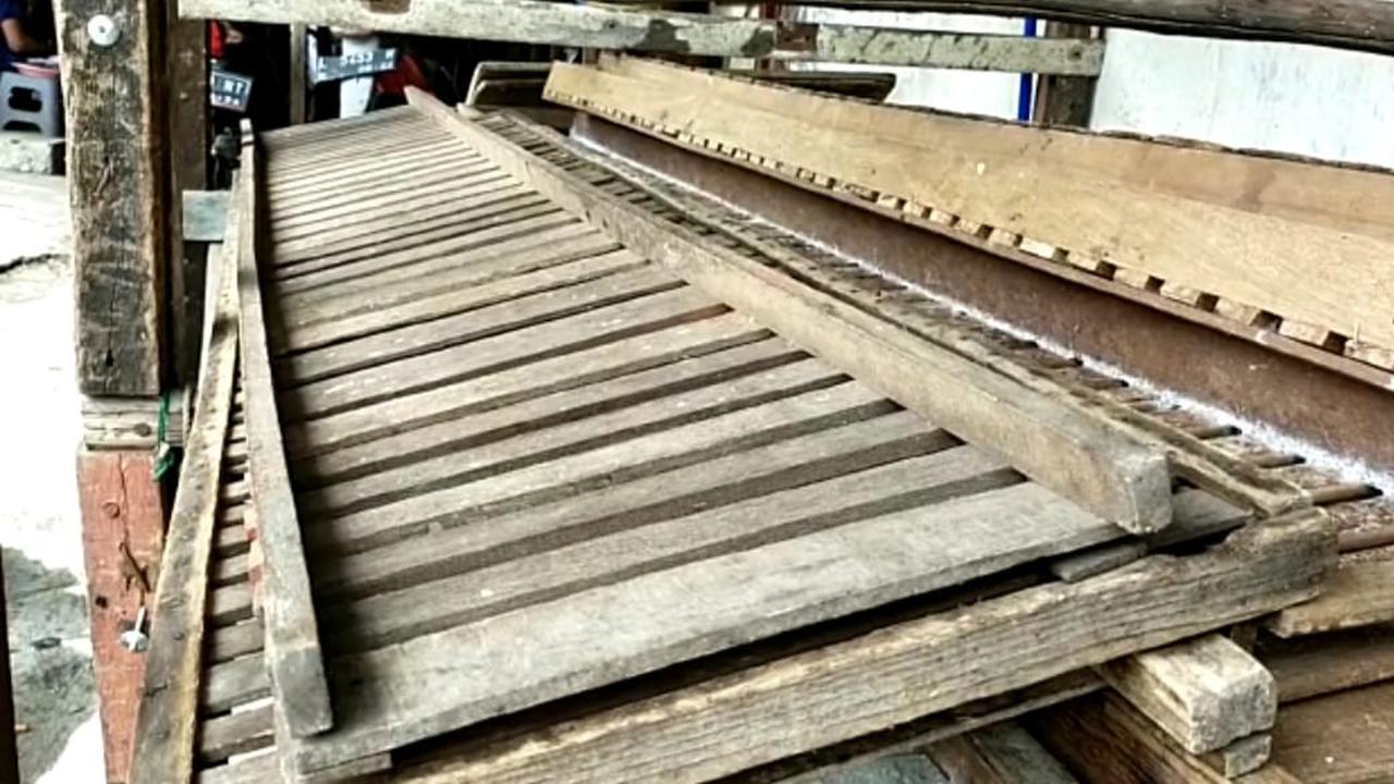 Pedagang tempe di Surabaya mogok produksi karena kedelai mahal. (Dian Kurniawan/Liputan6.com)