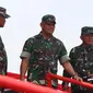 Panglima TNI, Jenderal TNI Gatot Nurmantyo meninjau Geladi Resik HUT ke-72 TNI di Cilegon, Banten, Selasa (3/10). (Liputan6.com/Angga Yuniar)