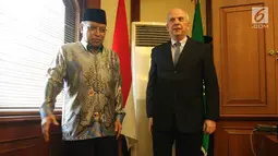 Dubes Amerika Serikat untuk Indonesia, Joseph Donovan disambut Ketua Umum PBNU, KH Said Aqil Siradj (kiri) saat berkunjung ke Kantor PBNU di Jakarta, Senin (26/3). Pertemuan itu juga membahas diantaranya terkait isu Palestina. (Liputan6.com/Angga Yuniar)