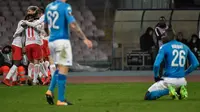 Pemain Napoli tertunduk lesu usai kalah dari RB Leipzig (Andreas SOLARO / AFP)