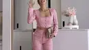 Ketika business, Jennifer merekomendasikan outfit two pieces serba pink motif kotak-kotak. Dengan atasan crop top lengan dan celana panjangnya. @jenniferbachdim