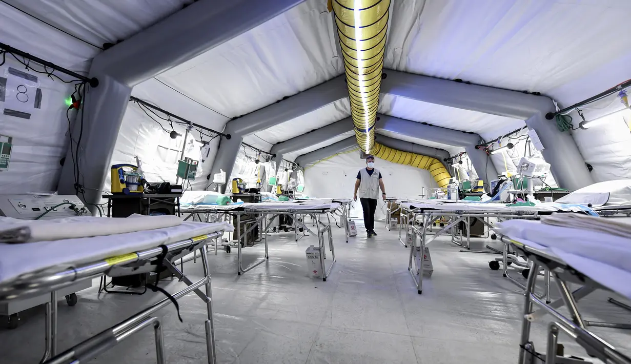 Pemandangan ICU rumah sakit lapangan darurat Samaritan's Purse di Cremona, Italia, Jumat, 20 Maret 2020. Rumah sakit lapangan ini dibangun untuk merawat pasien virus corona COVID-19 yang terus melonjak. (Claudio Furlan/LaPresse via AP)
