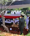Setelah jenazah diserahkan oleh keluarga, almarhum Amoroso Katamsi langsung di salatkan dan dimakamkan secara militer. Suasana haru warnai pemakaman aktor 79 tahun itu. (Nurwahyunan/Bintang.com)