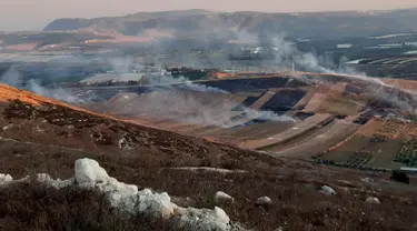 Asap mengepul setelah serangan artileri berat Israel di desa perbatasan Maroun Al-Ras, Lebanon, Minggu (1/9/2019). Serangan artileri berat Israel menyebabkan kebakaran lahan di desa perbatasan Lebanon selatan. (AP Photo/Mohammed Zaatari)