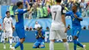 Penyerang Brasil, Neymar menangis seraya menutupi wajah dengan kedua tangannya pada akhir pertandingan Grup E Piala Dunia 2018 melawan Kosta Rika di St Petersburg, Rusia Jumat (22/6). Dalam laga tersebut, Brasil menang 2-0. (AP/Andre Penner)