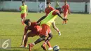 Pemain Persija berebut bola saat latihan di Lapangan Yon Zikon 14, Jakarta, Jumat (6/5/2016). Persija akan melakoni laga lanjutan Torabika Soccer Championship presented by IM3 Ooredoo melawanSemen Padang, Minggu (8/5). (Liputan6.com/Helmi Fithriansyah)