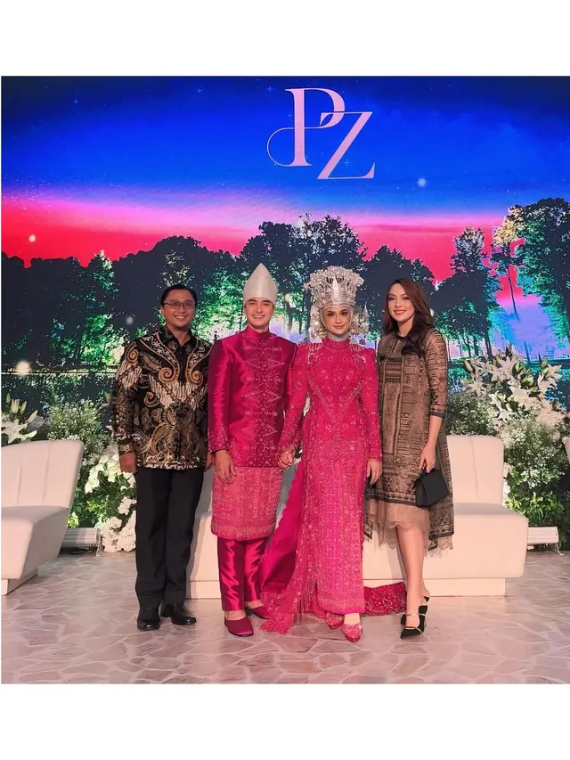 6 Potret Reisa Broto Asmoro Kondangan di Pernikahan Putri Zulhas, Serasi Bareng Suami
