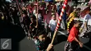 Para anak mengikuti pawai pembangunan melintasi Jalan Malioboro, Yogyakarta, Minggu, (20/8). Pawai pembagunan diselenggarakan di tiap tiap daerah setiap tahun setelah peringatan HUT RI. (Liputan6.com/Boy Harjanto)