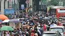 Suasana kepadatan pusat perbelanjaan Blok B Pasar Tanah Abang, Jakarta, Minggu (10/6). H-5 mendekati Lebaran, PASAR Tanah Abang semakin dipadati pengunjung sehingga lalu lintas kawasan tersebut semakin parah. (Merdeka.com/Iqbal S. Nugroho)