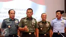 Panglima TNI, Jenderal Gatot Nurmantyo (kedua kiri) bersama Kepala Staf TNI jelang memberi keterangan usai Rapim TNI tahun 2017 di Jakarta, Kamis (19/1). Panglima menjelaskan beberapa hasil putusan Rapim TNI tahun 2017. (Liputan6.com/Helmi Fithriansyah)
