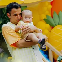 Bonus foto gemasnya ekspresi wajah Rayyanza saat digendong oleh sang ayah.  (Foto: Instgaram/ melvmistake)