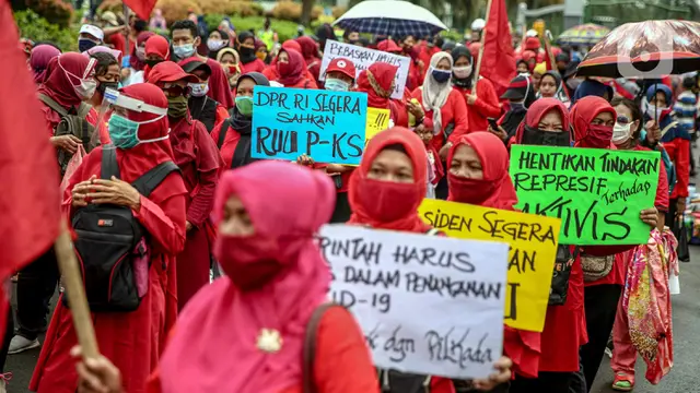 FOTO: Tuntut Pencabutan UU Cipta Kerja, Massa Berunjuk Rasa di Patung Kuda