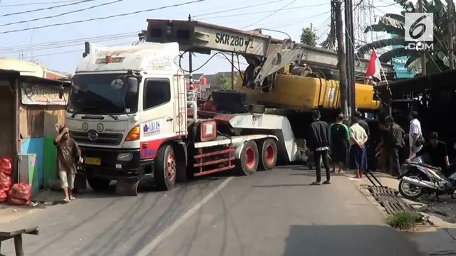 VIDEO: Truk Pengangkut Krane Terperosok, Ciputat Macet Parah