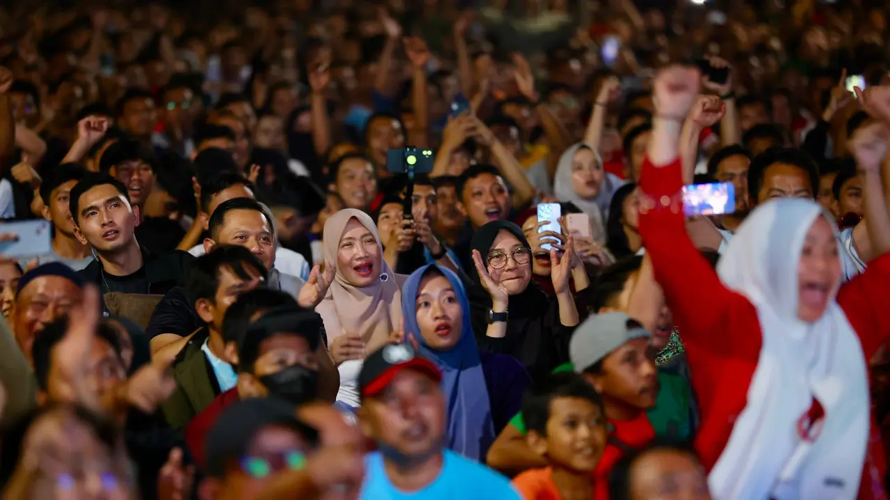 Bupati Banyuwangi Ipuk Fiestiandani ikut Nobar Timnas Indonesia U23 vs Uzbekistan di Depan Pendopo Saba Swagata Blambangan Banyuwangi (Istimewa)