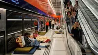 Sirene Serangan Udara Berbunyi, Orang-orang di Tel Aviv Berlindung di Stasiun Kereta Bawah Tanah