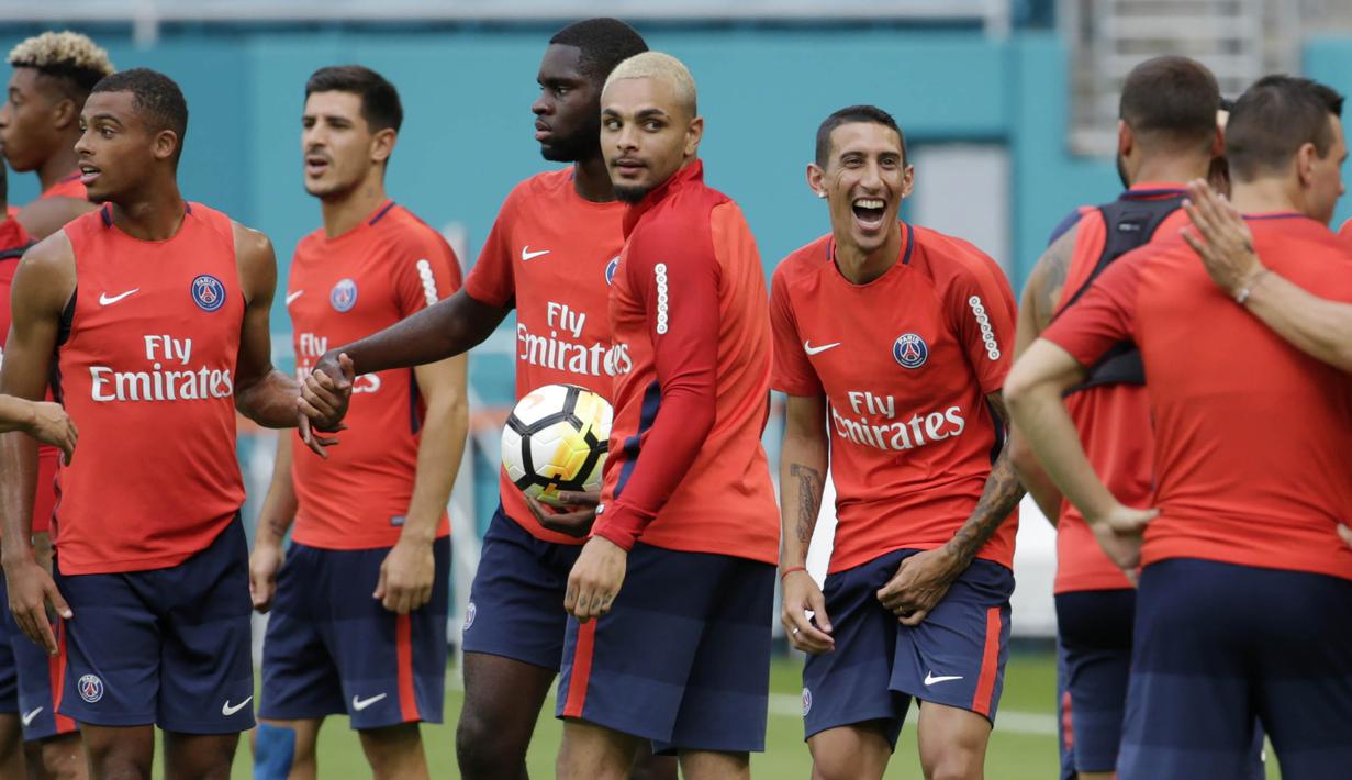 Gelandang Paris Saint-Germain, Angel Di Maria, tertawa saat mengikuti latihan di Miami, Selasa (25/7/2017). Paris Saint-Germain akan menghadapi Juventus pada laga turnamen pramusim bertajuk International Champions Cup 2017 di AS. (AP/Lynne Sladky)