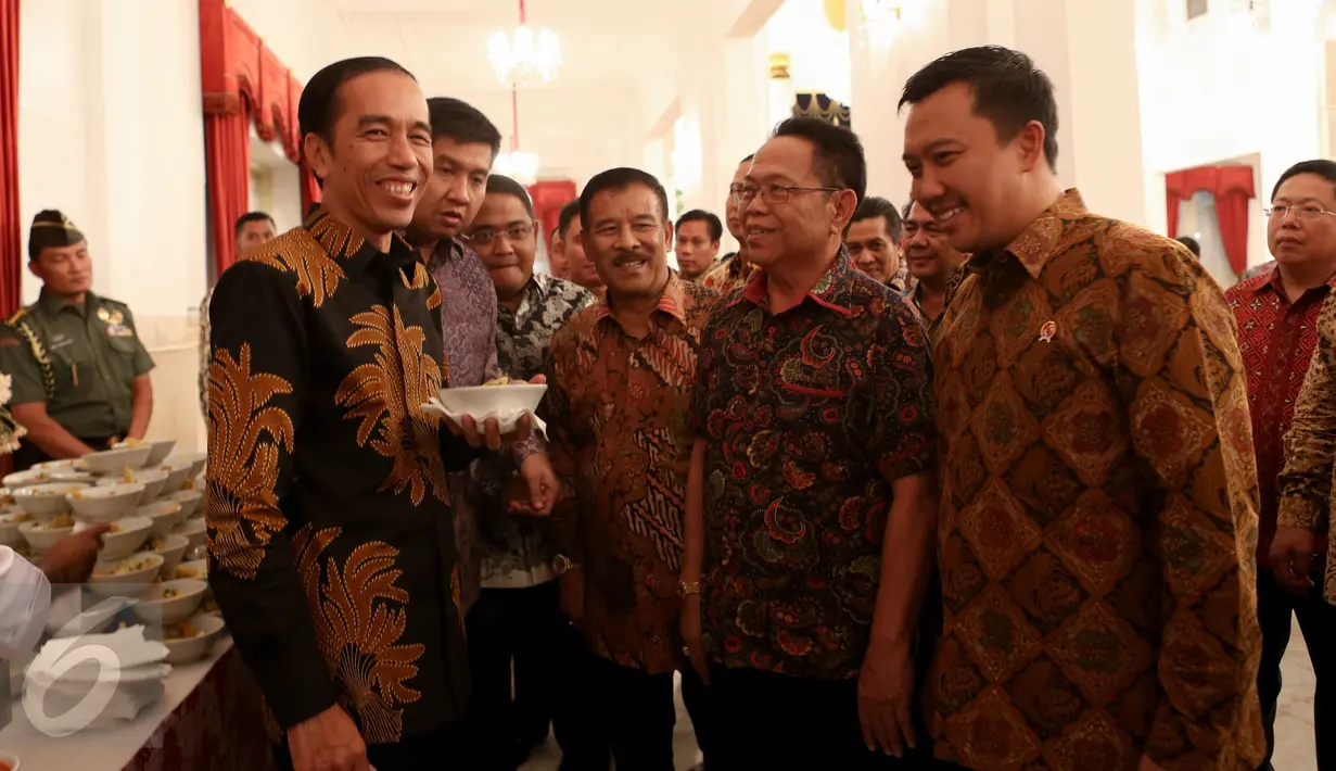 Presiden Jokowi (kiri) saat menghadiri makan siang bersama Persib Bandung di Istana Negara, Jakarta, Senin (19/10/2015). Undangan tersebut sebagai bentuk apresiasi Jokowi kepada Persib yang telah menjuarai Piala Presiden 2015. (Liputan6.com/Faizal Fanani)