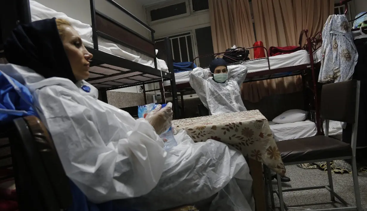 Petugas medis beristirahat di tengah upaya melawan COVID-19 di Teheran, Iran (28/3/2020). Dengan 2.901 kasus terkonfirmasi baru dalam 24 jam terakhir, jumlah total orang yang terinfeksi wabah coronavirus baru di Iran mencapai 38.309 pada Minggu (29/3), lapor kantor berita resmi IRNA.  (Xinhua/IRNA)