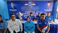 Eks Kadiskes Lampung, Reihana diwawancarai wartawan usai mengembalikan berkas penjaringan calon walikota ke DPD PAN Bandar Lampung. Foto (Liputan6.com/Ardi)
