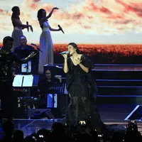 Sejak menikah, keromantisan Raisa dan Hamish Daud memang selalu menjadi pusat perhatian publik. Terbukti saat Raisa melantunkan suara emasnya di panggung Ayat-Ayat Cinta in Concert, Hamish menyaksikan dari bangku penonton. (Deki Prayoga/Bintang.com)