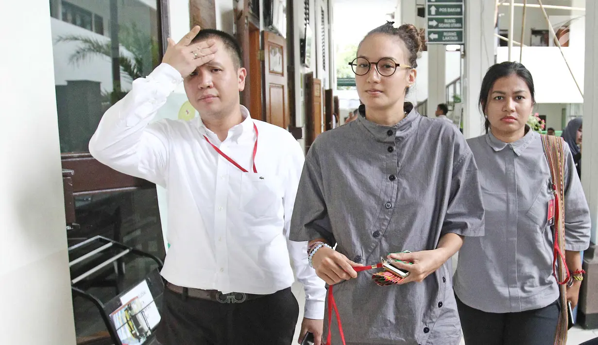 Aktris Nadine Chandrawinata bersiap mengikuti sidang lanjutan kasus dugaan kepemilikan senjata api ilegal dan satwa langka Gatot Brajamusti di Pengadilan Negeri Jakarta Selatan, Selasa (5/12). (Liputan6.com/Herman Zakharia)