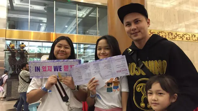 Ketiga anak Andika Pratama, Amel, Ara, dan Elea, ikut menyaksikan showcase ITZY (Liputan6.com/ Zulfa Ayu S)