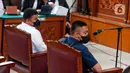 Terdakwa kasus dugaan penganiayaan terhadap David Ozora, Mario Dandy Satriyo (kanan) dan Shane Lukas menjalani sidang lanjutan di Pengadilan Negeri Jakarta Selatan, Jakarta, Selasa (13/6/2023). Sidang tersebut beragendakan mendengarkan keterangan empat orang saksi, salah satunya adalah ayah David Ozora, Jonathan Latumahina. (Liputan6.com/Angga Yuniar)