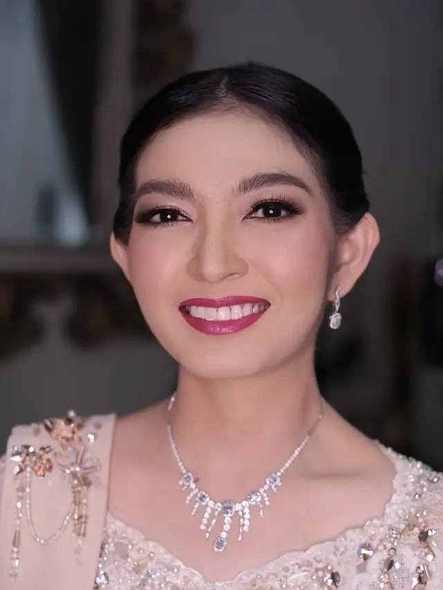 Selvi Ananda kenakan Kebaya Putih saat Kondangan. [@rama_jee]